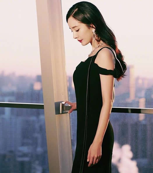 杨幂上演黑色露肩长裙：侧颜迷人十分性感（图）
