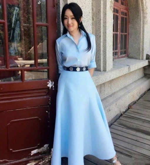 杨钰莹美如少女照片：裙装自然甜美（图）