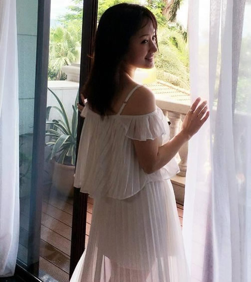 杨钰莹美如少女照片：裙装自然甜美（图）