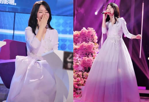 杨钰莹美如少女照片：裙装自然甜美（图）