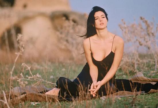 全球公认的十大美女 莫妮卡贝鲁奇一颦一笑尽显风韵