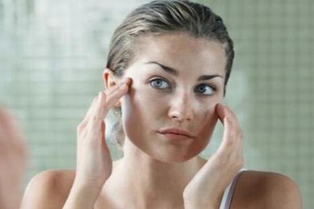 如何快速消除脸上的过敏红肿？这四种方法可以缓解敏感肌的症状