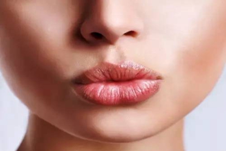 唇色暗沉的原因 找到相应的对策 促进唇部保养