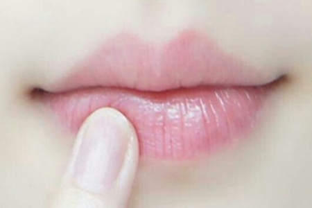 唇部肌肤正确护理小贴士 轻松保养 粉唇