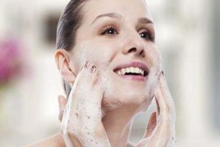注意常见护肤品洗脸的使用方法、用量 正确涂全脸